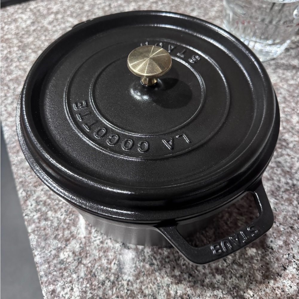 STAUB 5 QT, ROUND, TALL COCOTTE, BLACK MATTE
ITEM NUMBER: 12502423